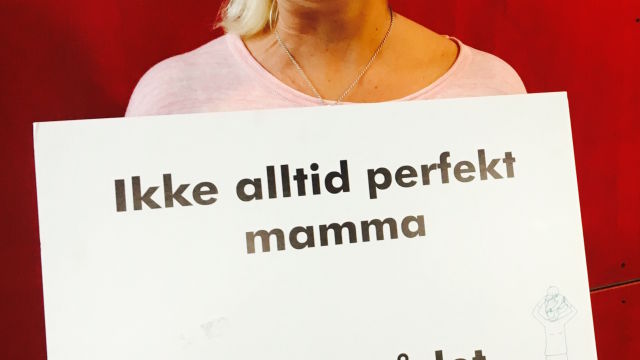Bilde av Liv Irene Nøstvik med plakat foran seg med teksten 