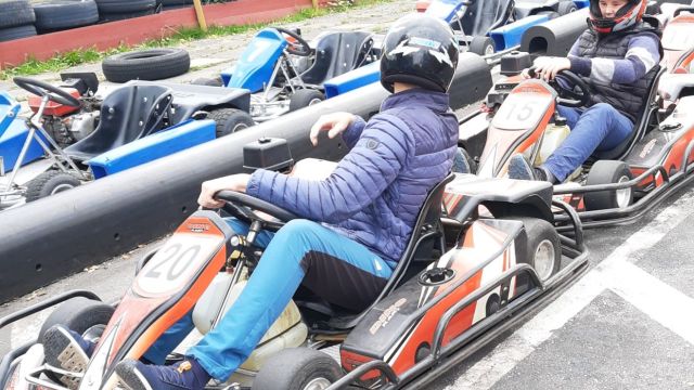 2 gutter kjører gokart