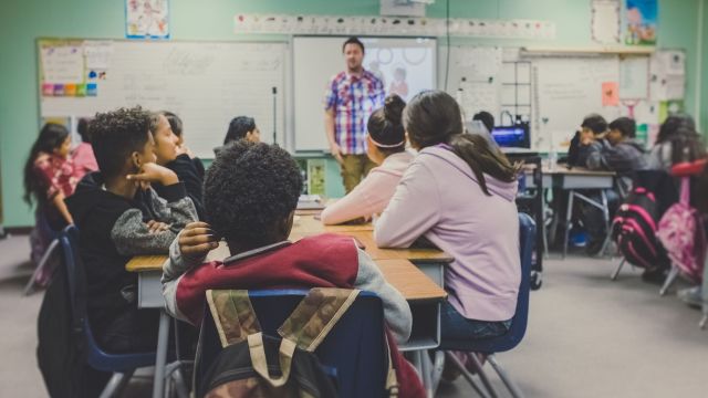 Bilde av skoleklasse og lærer