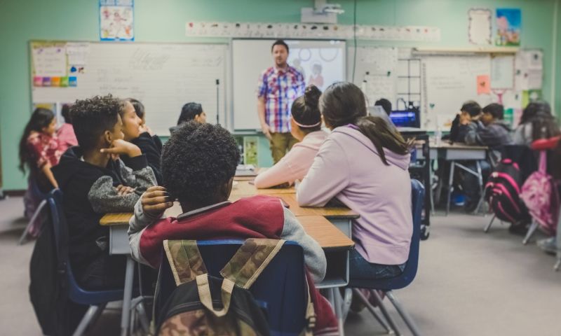 Bilde av skoleklasse og lærer