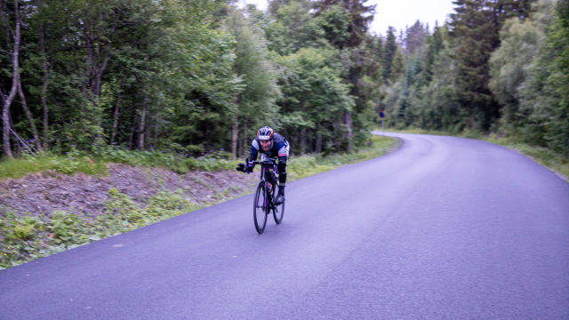 Bilde av Adrian Lund som sykler